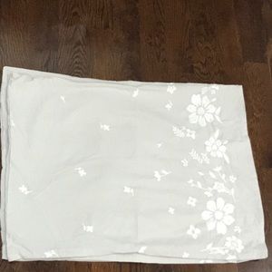 NWOT Urban Outfitters Samantha Embroidered Sham Set of 2 Floral Z191-72